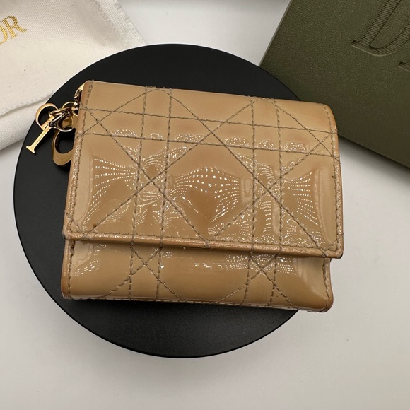 Dior Beige Patent Leather/Leather Trifold Wallet Made in Italy 43-MA-0290 - Picture 2 of 15